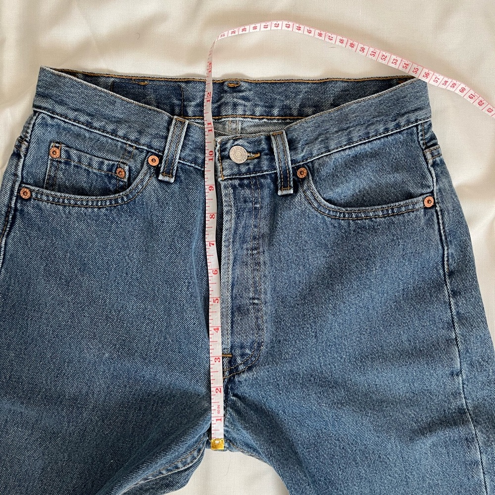 Vintage Medium Wash Women’s Levi’s 501 | Made in the USA | Authentic 90s Levi’s - Picture 4 of 7